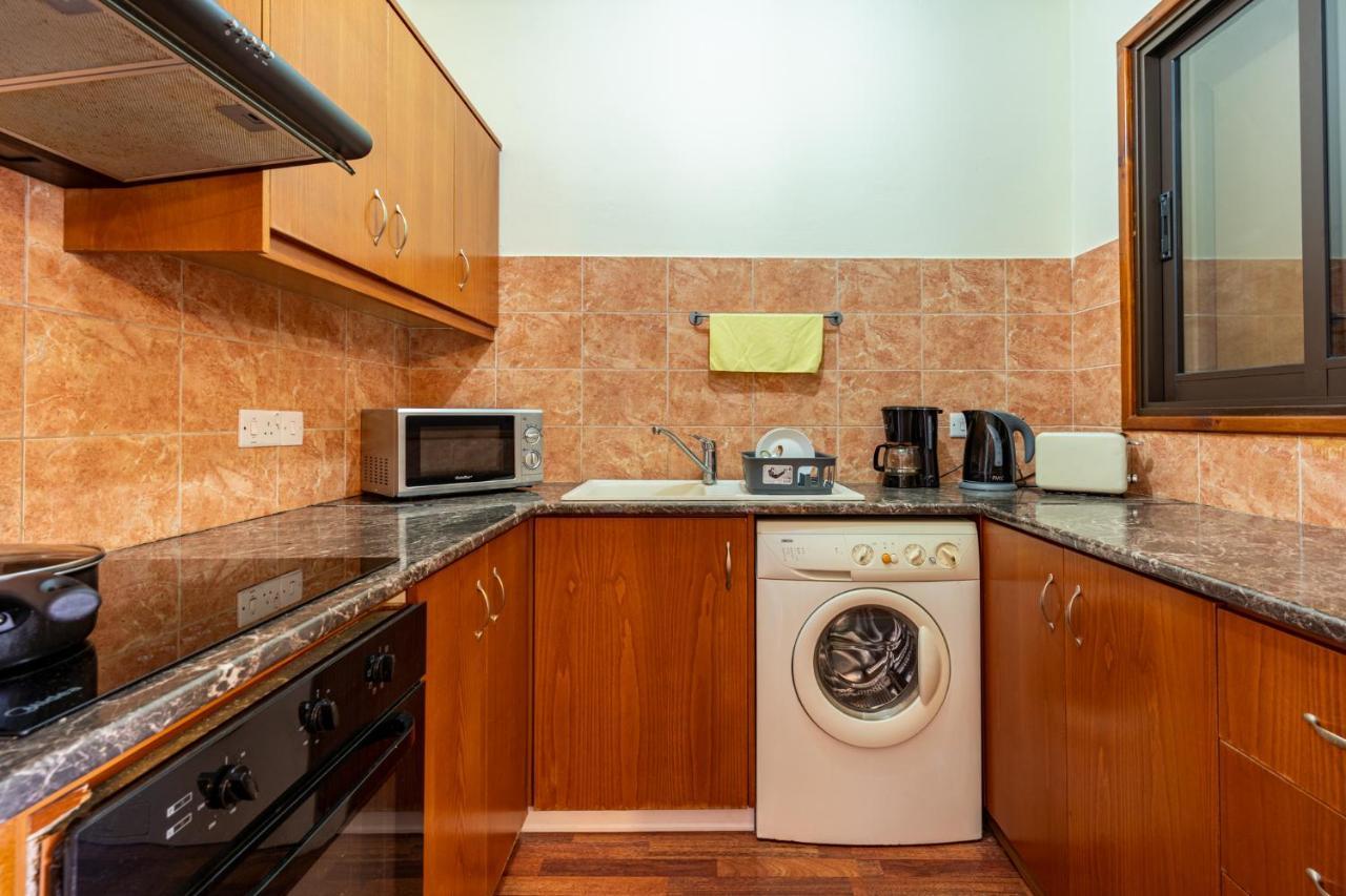 Celine'S 2 Bedrooms Apartment In Larnaca Center Exterior photo